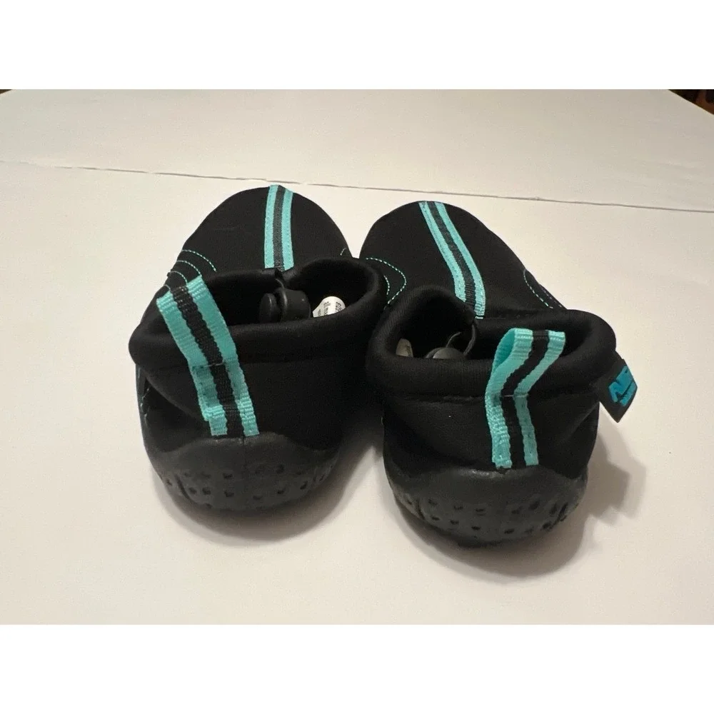 Boys size 11 water shoes (s-152)